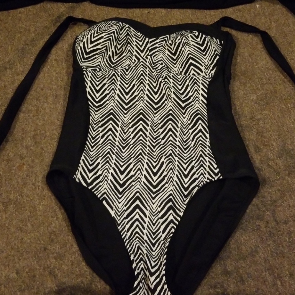 ❤Merona black and white one piece swim suite